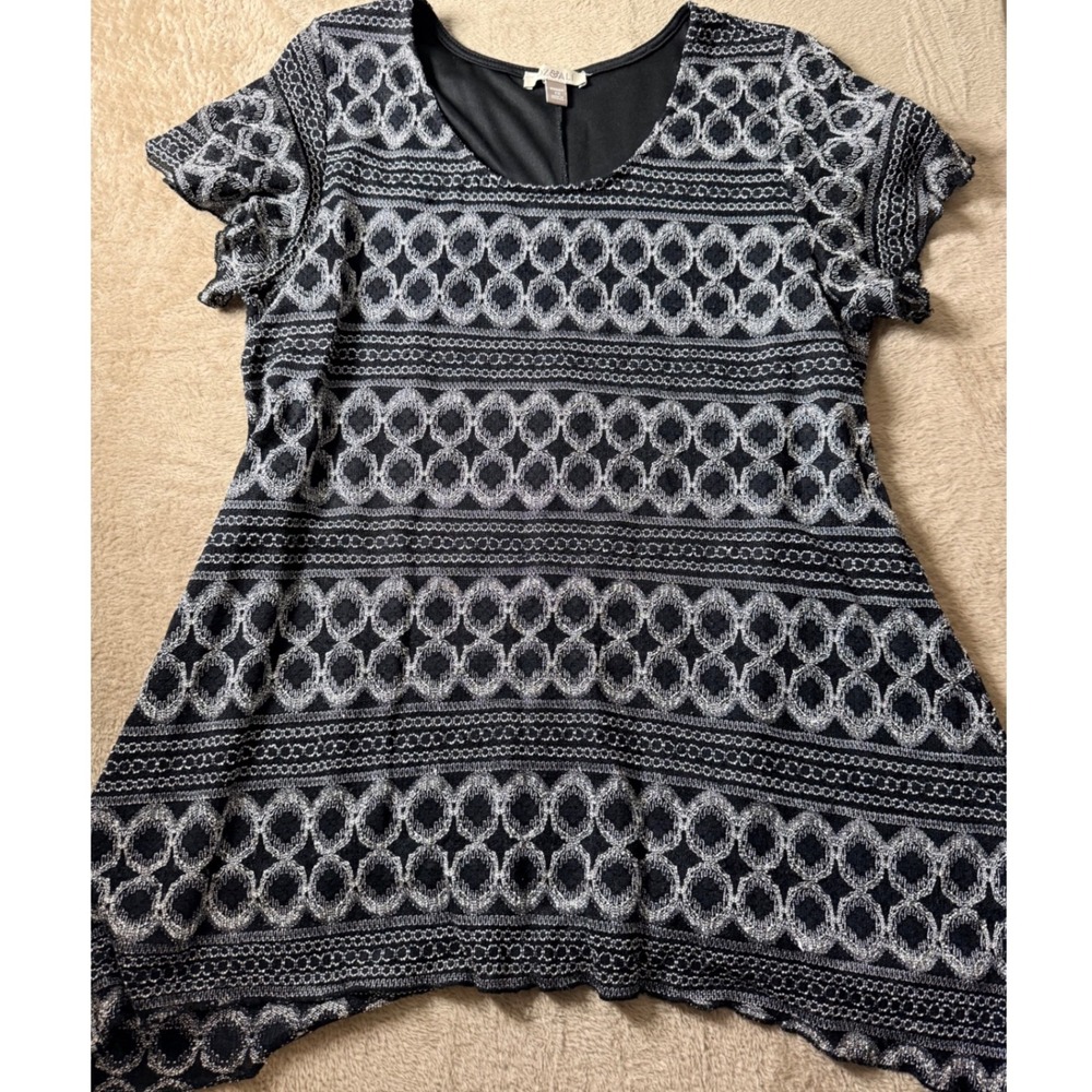 Roz & Ali Black Silver Metallic Geometric Sharkbite Tunic Top 1X Whimsigoth